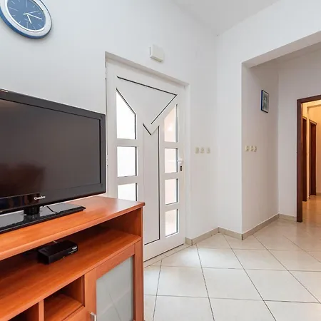 Buskulic Anamarija 2 By Interhome Apartman